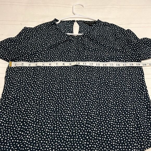 Beautiful flowing Bannana Republic Blouse - Picture 7 of 9